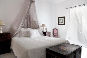 A bed or beds in a room at Hotel Lisca Bianca