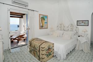 A bed or beds in a room at Hotel Lisca Bianca