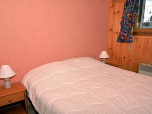 フレーヌにあるAppartement Flaine, 3 pièces, 8 personnes - FR-1-425-2のベッドルーム(白いベッド1台、ランプ2つ付)