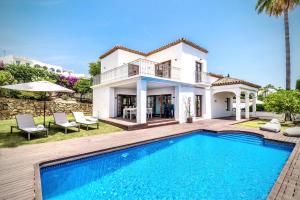 Kolam renang di atau dekat dengan Luxury 3 bed Villa with Heated Pool - Nueva Andalucía