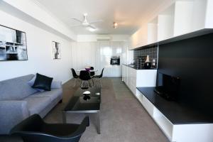 uma sala de estar com um sofá e uma mesa em Q Resorts Paddington em Townsville