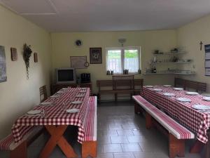a room with two tables and a living room at Balázs Vendégház in Lupeni