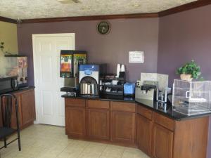 HempsteadにあるAmericas Best Value Inn & Suites Hempsteadのコーヒーメーカー付きのコーヒーショップカウンター