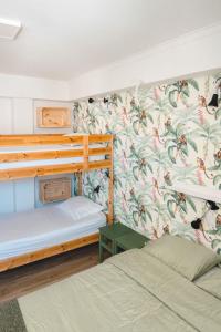 Двухъярусная кровать или двухъярусные кровати в номере Cascais Bay Hostel