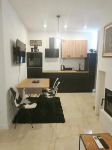 Televízia a/alebo spoločenská miestnosť v ubytovaní Apartments Marta 2