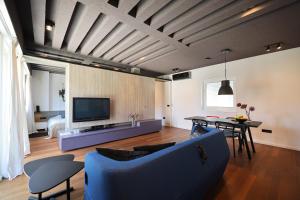 Televízia a/alebo spoločenská miestnosť v ubytovaní Apartment F
