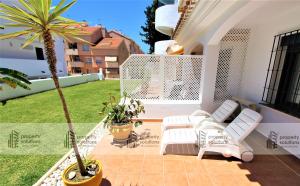 Zona de estar de Pueblo Del Parque 2 - Soleada terraza con jardín - Piscina y Playa