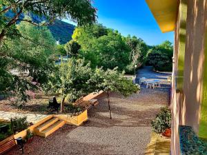 uitzicht op een park met bankjes en een rivier bij Hotel Velasole in Posada