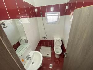 Koupelna v ubytování Hotel Vila Ali + 37 fotografií