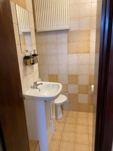 łazienka z umywalką i toaletą w obiekcie Pod Lipami w mieście Kołczygłowy