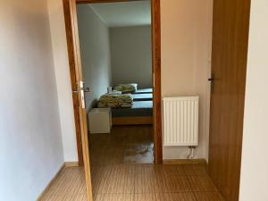 einen Spiegel in einem Zimmer mit einem Bett und einem Schlafzimmer in der Unterkunft Pod Lipami in Kołczygłowy