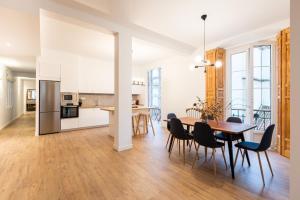 a kitchen and dining room with a table and chairs at Lujo, comodidad y espacio Gijon centro in Gijón