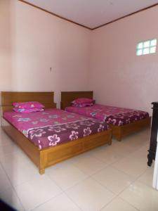Letto o letti in una camera di Hotel Putra Sindang Asih