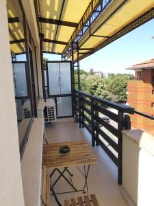 - Balcón con mesa y vistas en South Beach Apartment, en Nesebar
