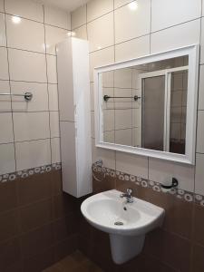 ein Badezimmer mit einem weißen Waschbecken und einem Spiegel in der Unterkunft South Beach Apartment in Nessebar
