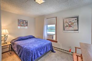 una camera con un letto blu e una finestra di Private Retreat with Deck 1 Mi From Cowanesque Lake a Lawrenceville
