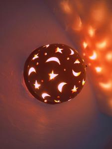 una lámpara con estrellas en el techo en Thayri Hostel en Sidi Kaouki