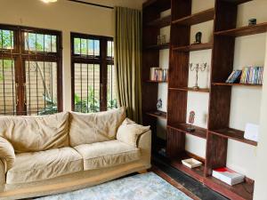 uma sala de estar com um sofá e prateleiras de livros em Durban Italian villa 1&2 em Durban