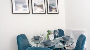 Un comedor con una mesa y sillas azules. en Heyes House - Air Host & Stay - Free parking - Contractor Friendly, en Liverpool 27 fotos más