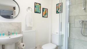 Gallery image of Air Host and Stay - Heyes House- Sleeps 7, free parking, mins from LFC in Liverpool