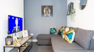 uma sala de estar com um sofá e uma mesa em Air Host and Stay - Heyes House- Sleeps 7, free parking, mins from LFC em Liverpool