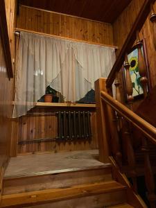 widok na wewnętrzny pokój z oknem i schodami w obiekcie Cozy, quiet apartment in a privat house+parking w Kłajpedzie