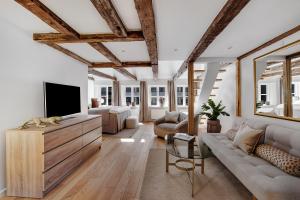 Μια τηλεόραση ή/και κέντρο ψυχαγωγίας στο Sanders Regent - Inviting One-Bedroom Apartment Near Central Square