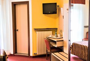 TV a/nebo společenská místnost v ubytování Bes Hotel Papa San Pellegrino Terme