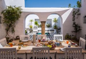 - une table extérieure avec des chaises et de la nourriture dans l'établissement Dar Jbel, à Dar Retba