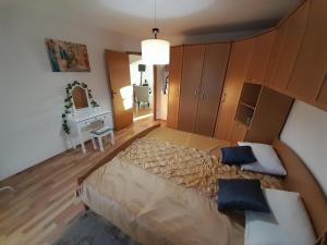 ein Schlafzimmer mit einem großen Bett und einem Schreibtisch in der Unterkunft Solis in Sveti Vid-Miholjice