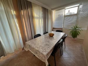 uma sala de jantar com uma mesa e cadeiras e uma janela em Apartman Mateo em Lozovac