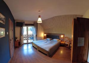 une chambre avec un grand lit et une table dans l'établissement Pokoje Gościnne Pod Cuproną, à Szczawnica