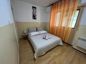 Apartman Mateo في لازوفاك: غرفة نوم عليها سرير وفوط