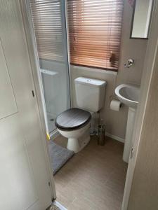 małą łazienkę z toaletą i umywalką w obiekcie Amazing Holiday Home , Cockermouth, Lake District w mieście Cockermouth