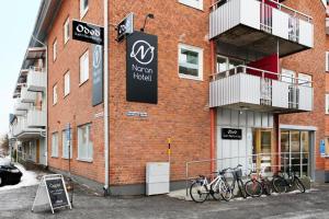 un grupo de bicicletas estacionadas al lado de un edificio de ladrillo en SPiS Hotell Naran en Luleå