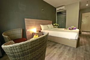 A bed or beds in a room at Hotel 99 Kuala Lumpur City