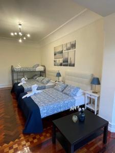 1 dormitorio con 2 camas y mesa en Blue Bairro Guesthouse, en Lisboa
