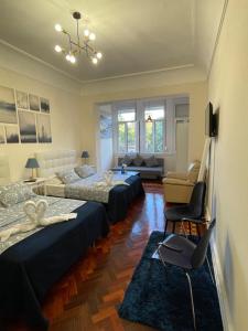 1 dormitorio con 2 camas y sala de estar en Blue Bairro Guesthouse, en Lisboa