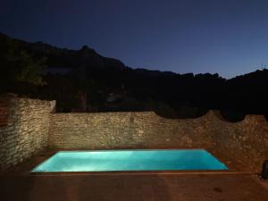 The swimming pool at or close to CASA NICOLE Naturaleza, Montañas y Piscina Privada en Alicante
