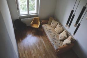 uma sala de estar com um sofá e uma janela em Vácz Up! Apartment & Studio em Vác