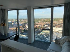 uma sala de estar com vista para a cidade em Rotunda - New Street, City Centre, Birmingham em Birmingham