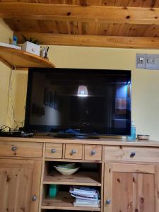 a television on top of a wooden cabinet at Estudio 2-4 personas en Vielha-Baqueira in Vielha