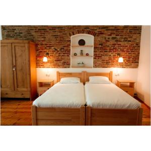Un pat sau paturi într-o cameră la Heltau Apartments