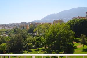 widok na miasto z drzewami i budynkami w obiekcie Estudio Minerva 429, Costa del Sol w mieście Benalmádena