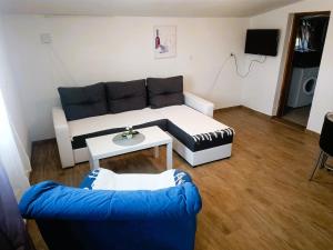 Televízia a/alebo spoločenská miestnosť v ubytovaní Apartments Babic 50 meters from the beach