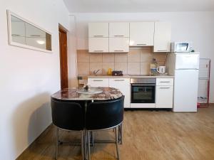 Kuchyňa alebo kuchynka v ubytovaní Apartments Babic 50 meters from the beach