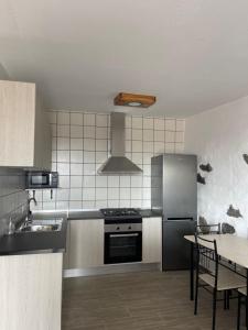 cocina con nevera de acero inoxidable y mesa en Apartamento La Parra, en Güime