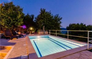 Bazén v ubytovaní Holiday Home Lovorno Croatia alebo v jeho blízkosti