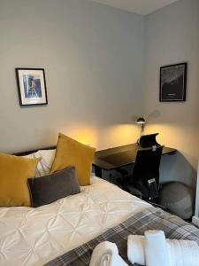 Un pat sau paturi într-o cameră la Cosy Jesmond 3 bed apartment - fantastic location
