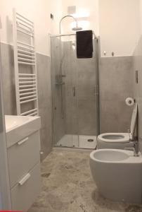a bathroom with a shower and a toilet and a sink at B&B Bonaventura and Bonaventura Food in Tollo